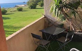 T2 sur la plage avec vue mer, dans résidence avec piscine